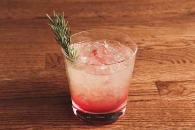 Lokantadaki masada alkol kokteyli.