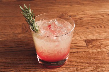 Lokantadaki masada alkol kokteyli.