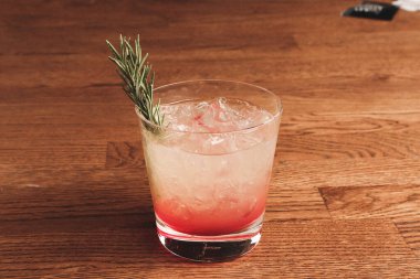 Lokantadaki masada alkol kokteyli.