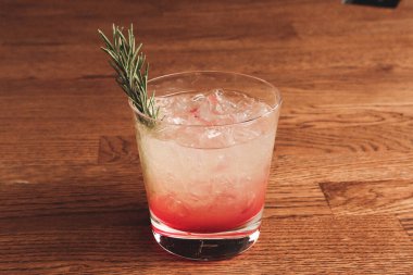 Lokantadaki masada alkol kokteyli.