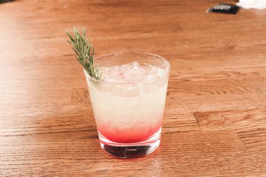 Lokantadaki masada alkol kokteyli.