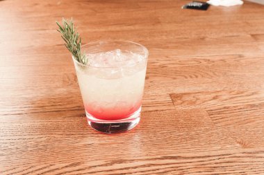 Lokantadaki masada alkol kokteyli.