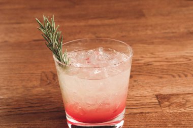 Lokantadaki masada alkol kokteyli.