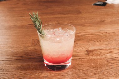 Lokantadaki masada alkol kokteyli.