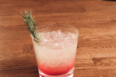 Lokantadaki masada alkol kokteyli.