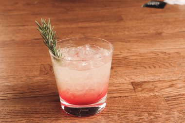 Lokantadaki masada alkol kokteyli.