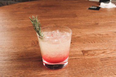 Lokantadaki masada alkol kokteyli.