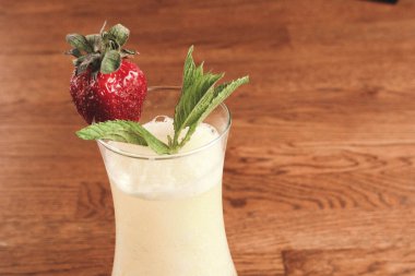 Lokantadaki masada alkol kokteyli.