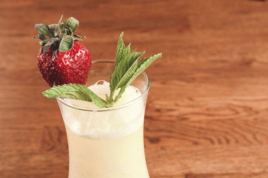 Lokantadaki masada alkol kokteyli.