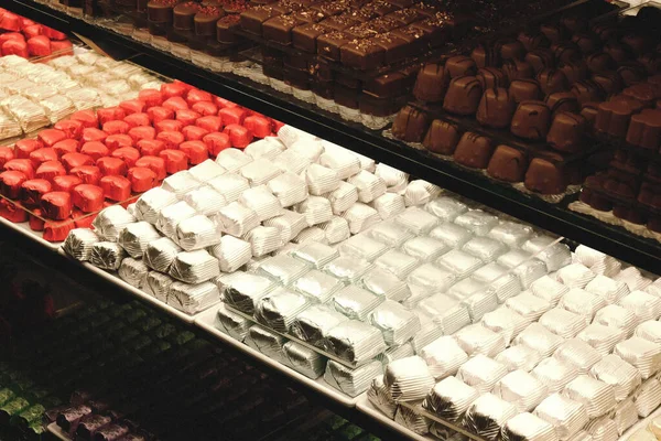 大量的品种巧克力果仁糖 — 图库照片
