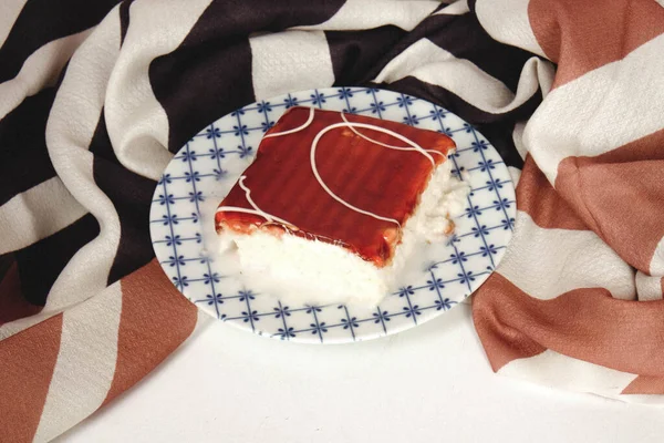 Tafel Mit Leckerem Kuchen Auf Dem Tisch — Stockfoto