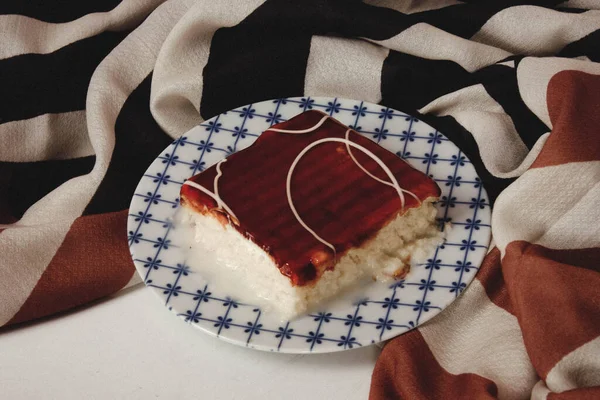 Tafel Mit Leckerem Kuchen Auf Dem Tisch — Stockfoto