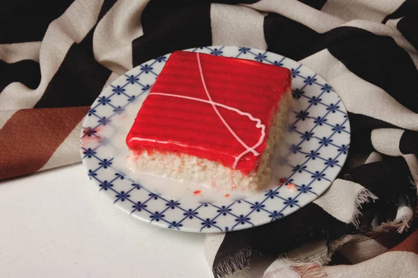 Tavola Con Deliziosa Torta Sul Tavolo — Foto Stock