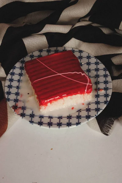 Tabuleiro Com Delicioso Bolo Mesa — Fotografia de Stock