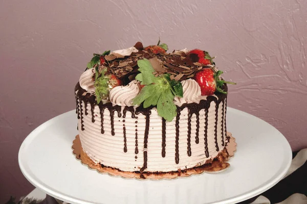 Tabuleiro Com Delicioso Bolo Mesa — Fotografia de Stock