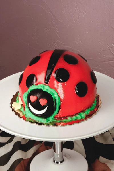 Plateau Avec Délicieux Gâteau Sur Table — Photo