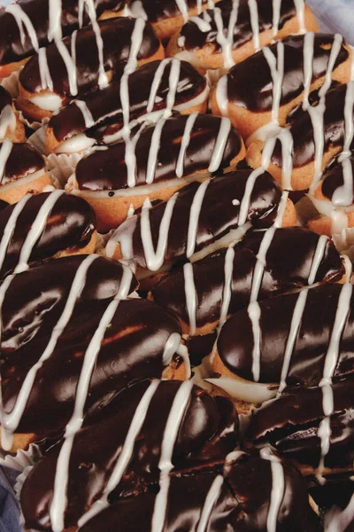 Tabuleiro Com Delicioso Bolo Mesa — Fotografia de Stock