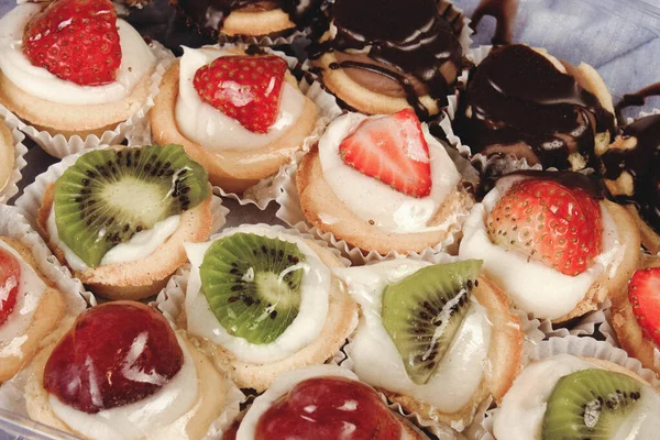 Tabuleiro Com Delicioso Bolo Mesa — Fotografia de Stock