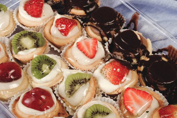 Tabuleiro Com Delicioso Bolo Mesa — Fotografia de Stock