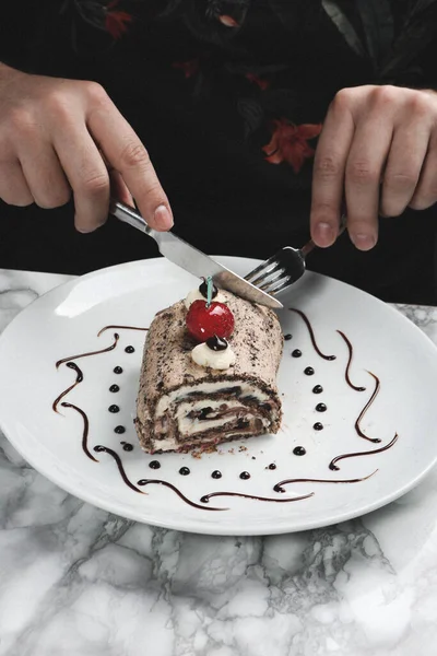 Junta Con Delicioso Pastel Mesa —  Fotos de Stock