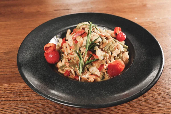 Lezzetli soslu lezzetli klasik İtalyan makarnası..