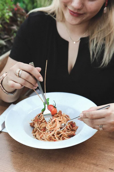 Chutné Chutné Klasické Italské Těstoviny Lahodnou Omáčkou — Stock fotografie