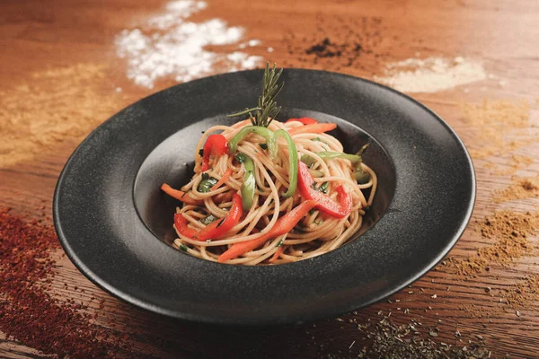 Lezzetli soslu lezzetli klasik İtalyan makarnası..