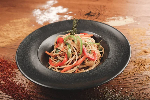 Lezzetli soslu lezzetli klasik İtalyan makarnası..