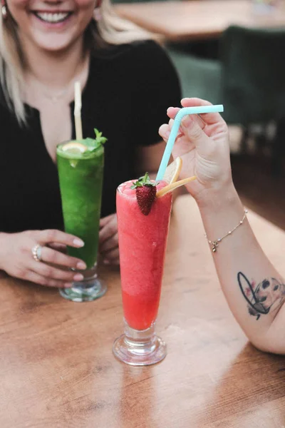 Ποτό Κοκτέιλ Αλκοόλ Στο Τραπέζι Στο Εστιατόριο — Φωτογραφία Αρχείου