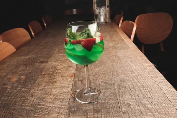 Lokantadaki masada alkol kokteyli.