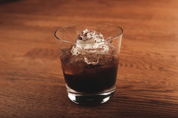 Ποτό Κοκτέιλ Αλκοόλ Στο Τραπέζι Στο Εστιατόριο — Φωτογραφία Αρχείου