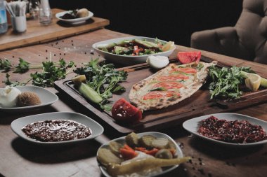 Geleneksel Türkçe fırında pide. Türk pizzası, Orta Doğu aperatifleri. Türk mutfağı. Et ile doldurulmuş çam