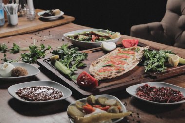 Geleneksel Türkçe fırında pide. Türk pizzası, Orta Doğu aperatifleri. Türk mutfağı. Et ile doldurulmuş çam