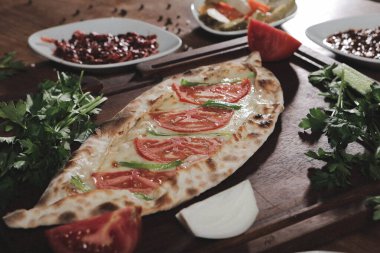 Geleneksel Türkçe fırında pide. Türk pizzası, Orta Doğu aperatifleri. Türk mutfağı. Et ile doldurulmuş çam