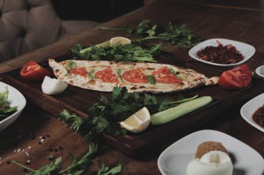 Geleneksel Türkçe fırında pide. Türk pizzası, Orta Doğu aperatifleri. Türk mutfağı. Et ile doldurulmuş çam