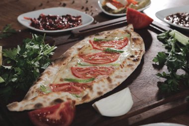 Geleneksel Türkçe fırında pide. Türk pizzası, Orta Doğu aperatifleri. Türk mutfağı. Et ile doldurulmuş çam