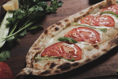 Geleneksel Türkçe fırında pide. Türk pizzası, Orta Doğu aperatifleri. Türk mutfağı. Et ile doldurulmuş çam