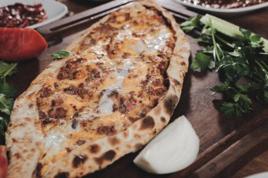 Geleneksel Türkçe fırında pide. Türk pizzası, Orta Doğu aperatifleri. Türk mutfağı. Et ile doldurulmuş çam