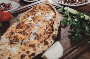 Geleneksel Türkçe fırında pide. Türk pizzası, Orta Doğu aperatifleri. Türk mutfağı. Et ile doldurulmuş çam