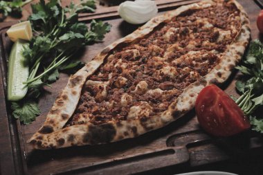 Geleneksel Türkçe fırında pide. Türk pizzası, Orta Doğu aperatifleri. Türk mutfağı. Et ile doldurulmuş çam