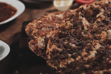 Geleneksel Türkçe fırında pide. Türk pizzası, Orta Doğu aperatifleri. Türk mutfağı. Et ile doldurulmuş çam