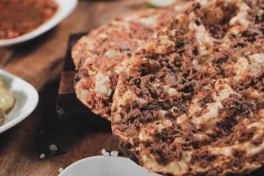 Geleneksel Türkçe fırında pide. Türk pizzası, Orta Doğu aperatifleri. Türk mutfağı. Et ile doldurulmuş çam
