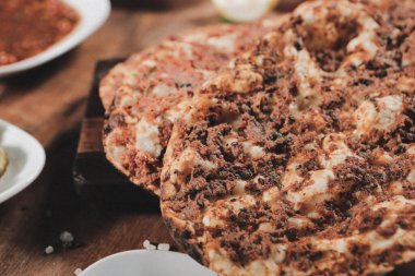 Geleneksel Türkçe fırında pide. Türk pizzası, Orta Doğu aperatifleri. Türk mutfağı. Et ile doldurulmuş çam