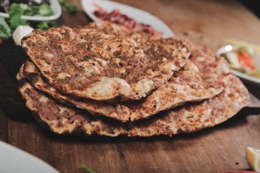 Geleneksel Türkçe fırında pide. Türk pizzası, Orta Doğu aperatifleri. Türk mutfağı. Et ile doldurulmuş çam