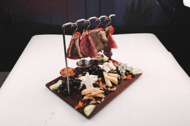 Peynir, sosis, zeytin, biber ve Mısır ile pişmiş kumpir patates dolması