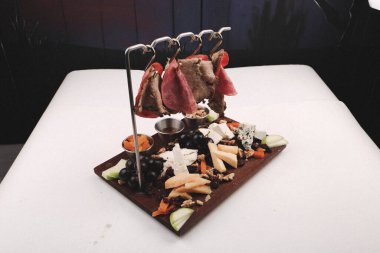 Peynir, sosis, zeytin, biber ve Mısır ile pişmiş kumpir patates dolması