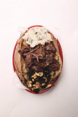 Peynir, sosis, zeytin, biber ve Mısır ile pişmiş kumpir patates dolması