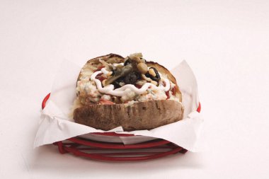 Peynir, sosis, zeytin, biber ve Mısır ile pişmiş kumpir patates dolması