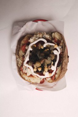 Peynir, sosis, zeytin, biber ve Mısır ile pişmiş kumpir patates dolması