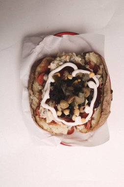 Peynir, sosis, zeytin, biber ve Mısır ile pişmiş kumpir patates dolması